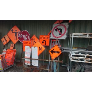 PANNEAU DE SIGNALISATION CONSTRUCTION DIVERS AVEC POTEAU